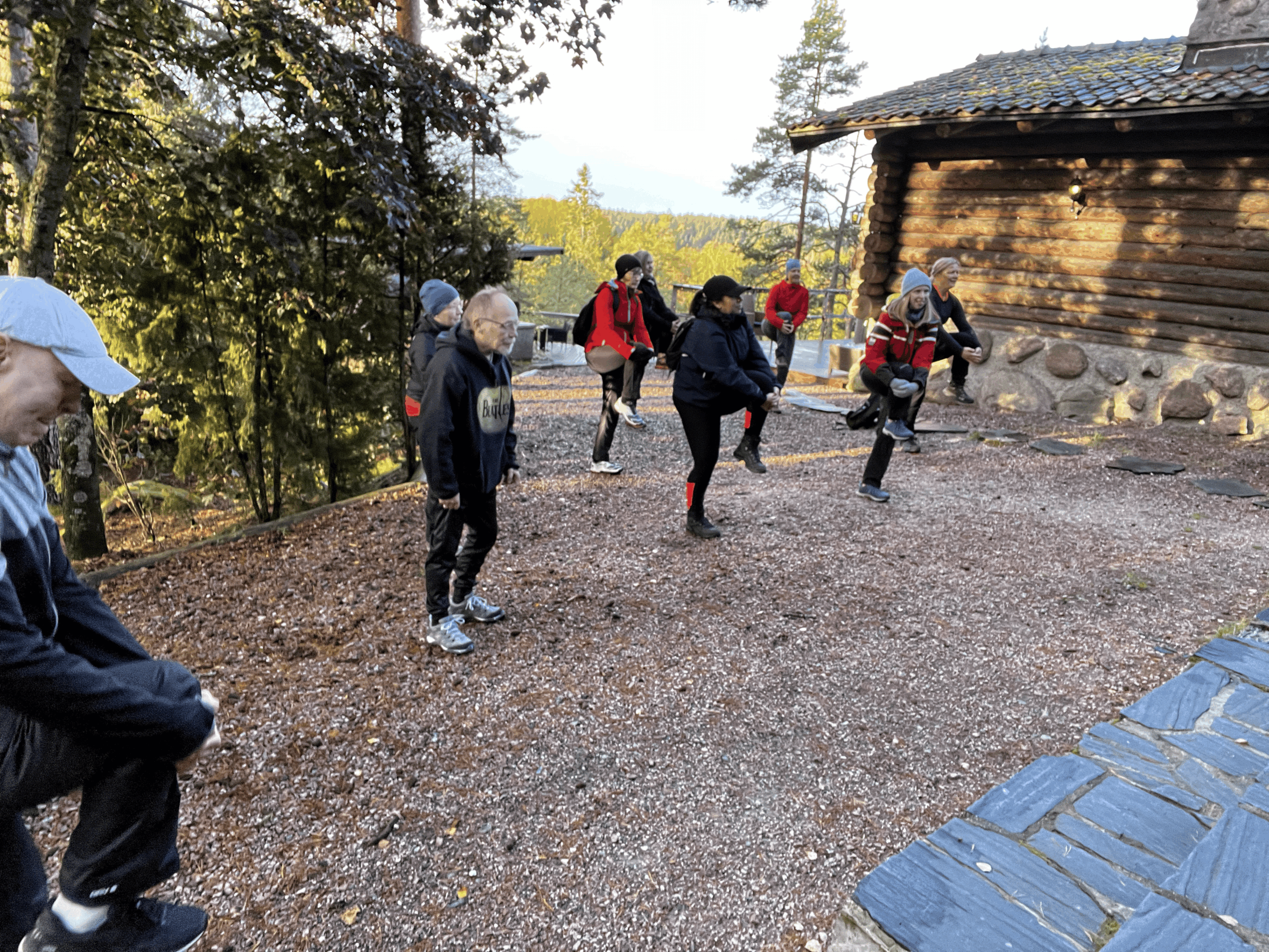 Kuva henkilöstön jumppahetkestä.